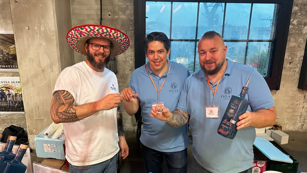 Proceso artesanal OGAL Mezcal — horno de piedra